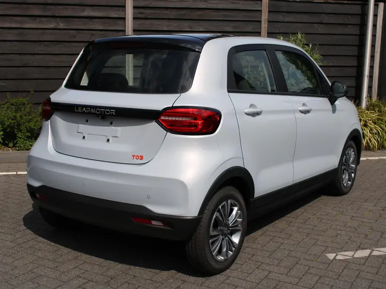 Leapmotor T03 Design 37.3 kWh 95PK Navigatie, Camera achter, Parkeerhulp achter, Audio, Keyless Start, Lichtmetalen velgen afbeelding 8