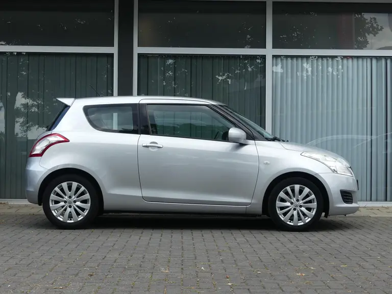 Suzuki Swift 1.2 Bandit 94 pk, Dealer oh., Airco, Cruise 16" Lichtmetalen Velgen. afbeelding 2