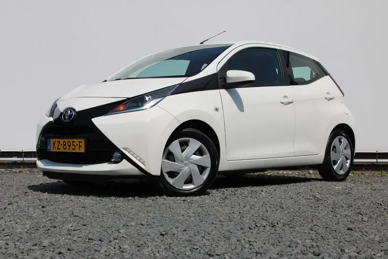 Toyota Aygo 1.0 VVT-i x-play Achteruitrijcamera, Airco, Bluetooth, Elektrische Ramen afbeelding 7