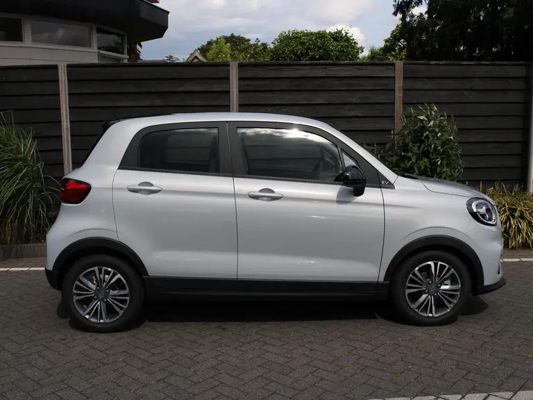 Leapmotor T03 Design 37.3 kWh 95PK Navigatie, Camera achter, Parkeerhulp achter, Audio, Keyless Start, Lichtmetalen velgen afbeelding 7