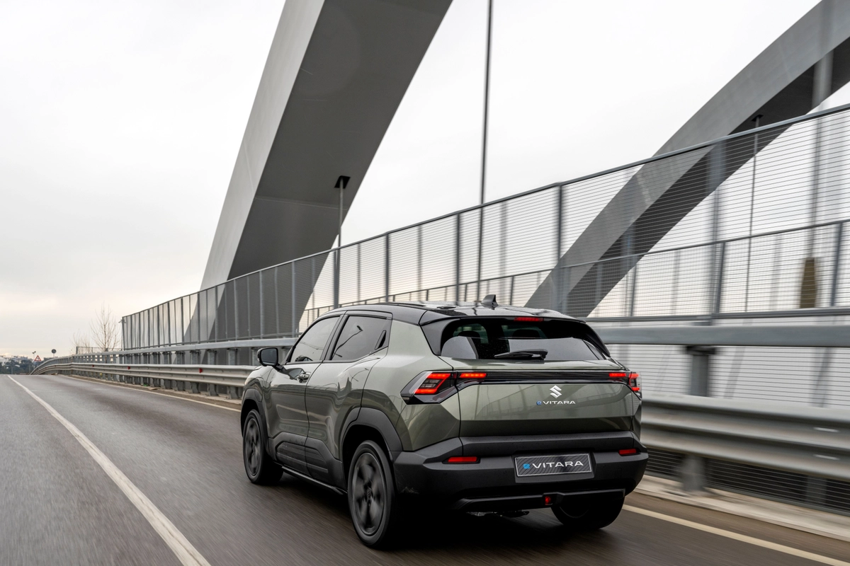 Suzuki e-Vitara Auto Versteeg Buurman Barneveld Ermelo Deventer Nunspeet (1).jpg